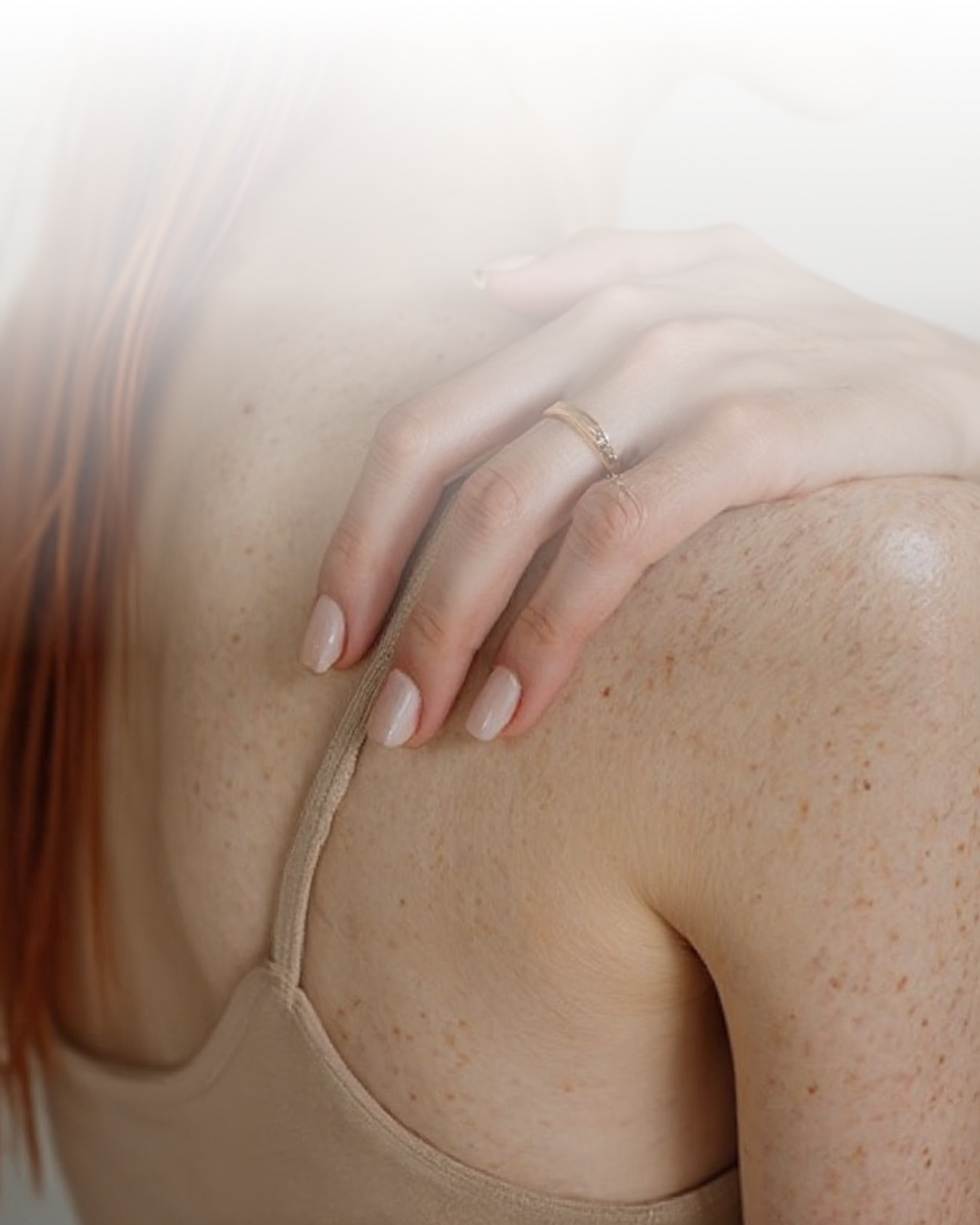 Peau naturelle avec taches de rousseur, main délicate et ongles soignés, huile CBD pour le corps