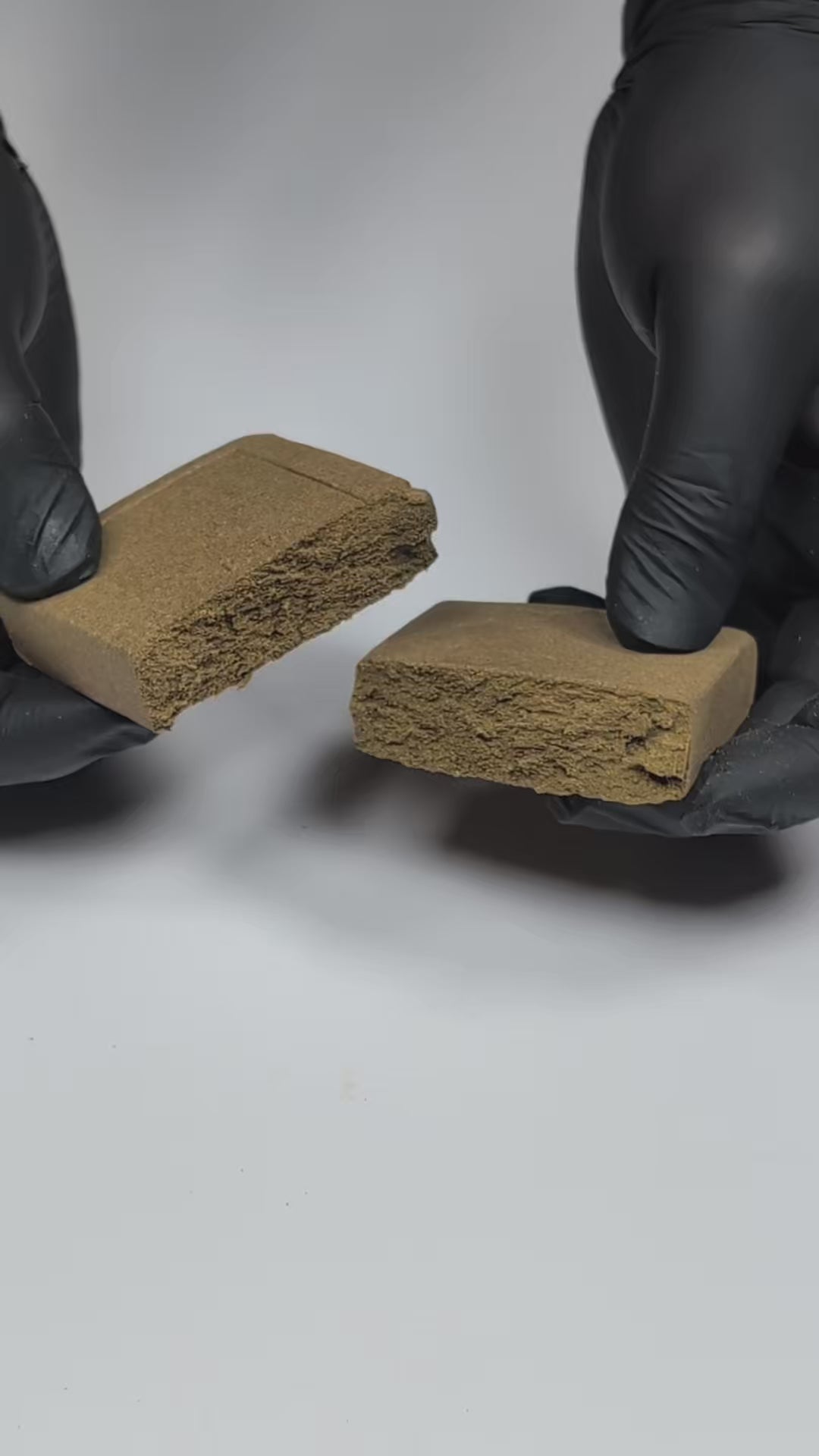 Vidéo sur la texture authentique du hash CBD jaune marocain premium