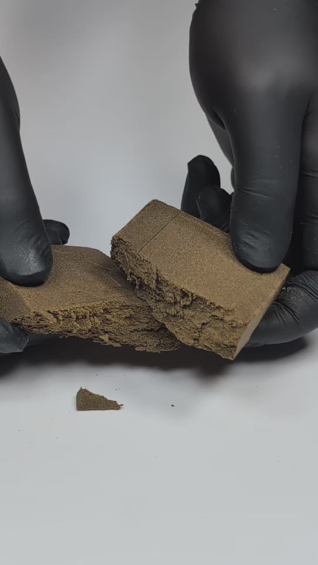 Focus sur texture flexible du hash CBD marron marocain pressé à chaud