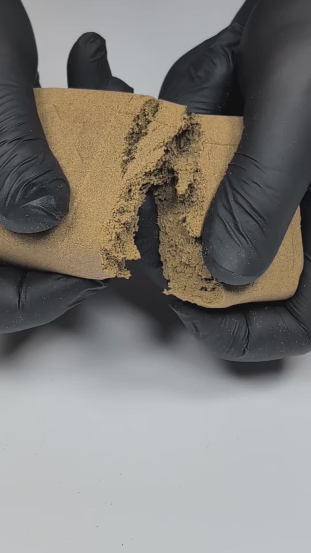 Vidéo sur la texture souple et aérée du hash CBD mousseux marocain